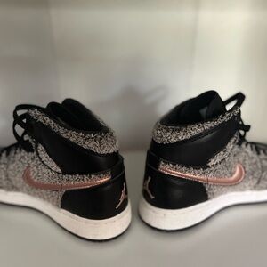 Jordan 1 Retro High
Fleece Black Metallic Red Bronze (GS) - Size 4